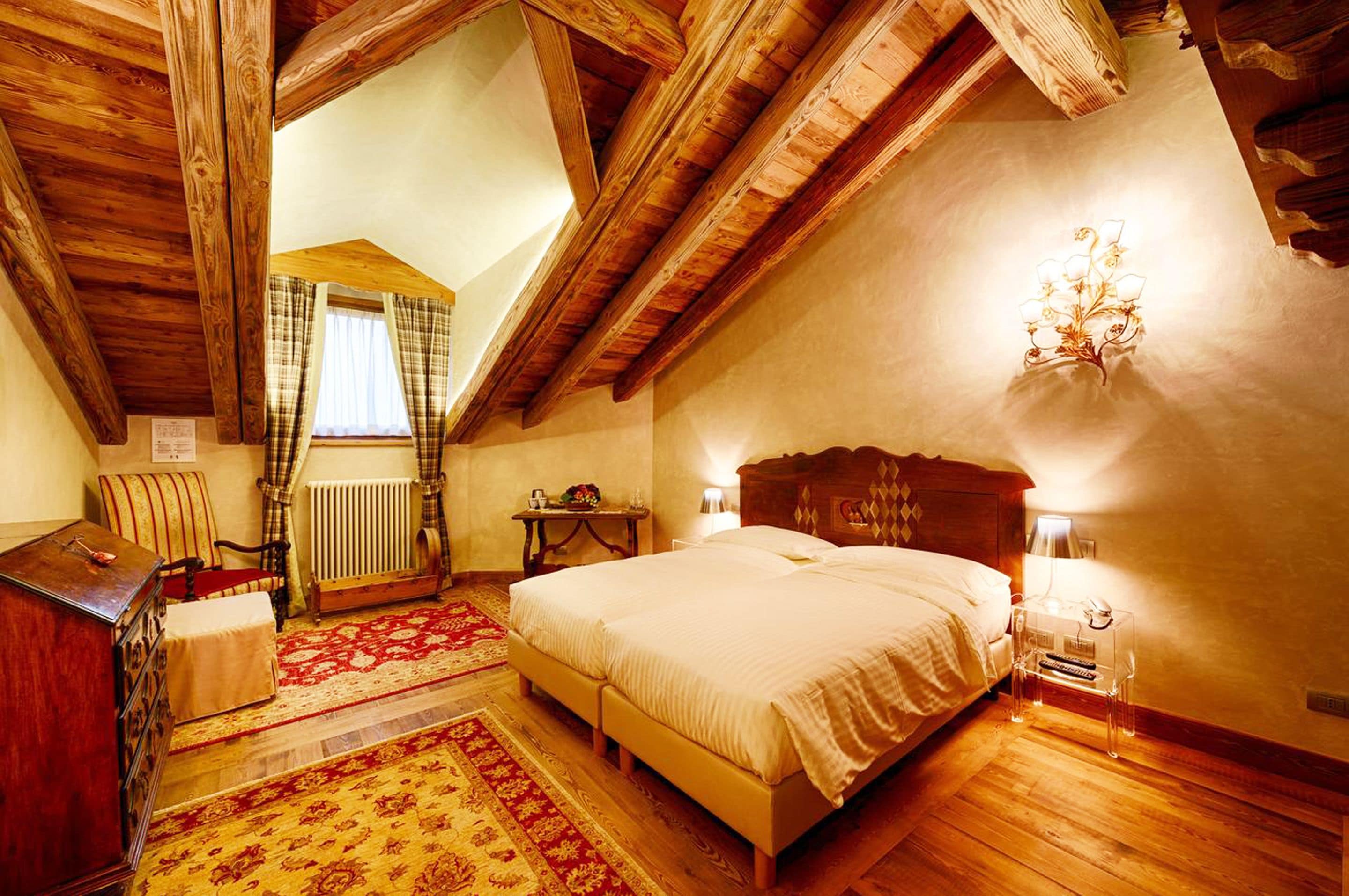 Suite (with Steam Bath) | Minibar, safe på rommet, skrivebord og lydisolert