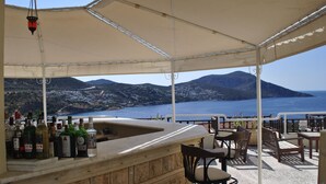 An outdoor bar area with a view of the sea and mountains. - Hotel Dionysia (Kas)