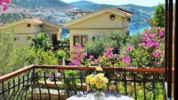 Schreibtisch, laptopgeeigneter Arbeitsplatz, kostenloses WLAN