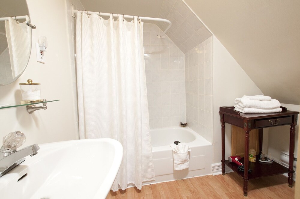 Inn by the Bay by null