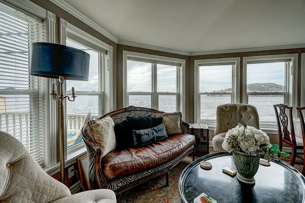 Een televisie en een dvd-speler