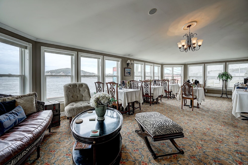 Inn by the Bay by null