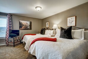 Habitación Confort, 2 camas matrimoniales (Joan) | Decoración personalizada, tabla de planchar con plancha y wifi gratis 