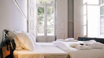 Minibar, meja kerja, ruang kerja ramah laptop, dan tirai kedap cahaya