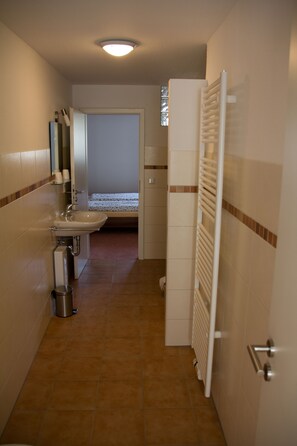 Appartamento, 2 camere da letto (No. 22) | Bagno | Doccia, set di cortesia gratuito, asciugacapelli, asciugamani