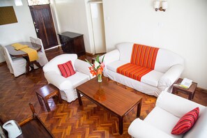 Huoneisto, 2 makuuhuonetta | Oleskelualue | 32–tuumainen taulutelevisio, jossa satelliittikanavat