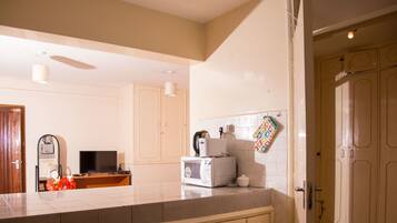 Standard Studio, Kitchen | Private kitchenette | Full-sized fridge, microwave, oven, stovetop