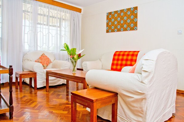 Huoneisto, 2 makuuhuonetta | Olohuone | 32–tuumainen taulutelevisio, jossa satelliittikanavat