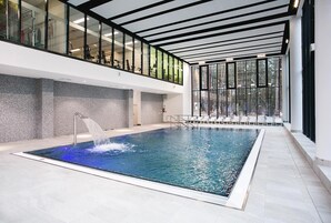 Piscina coperta, lettini