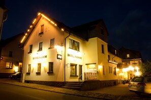 Façade de l’hébergement - soirée/nuit