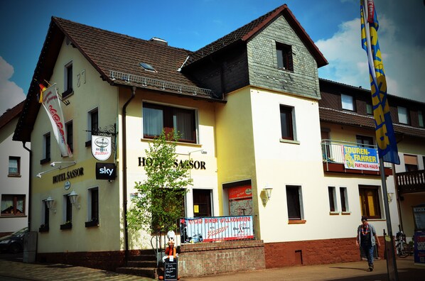 Front of property - Hotel Sassor (Battenberg)