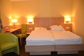 Comfort Double Room | In-room safe, desk, soundproofing, free cribs/infant beds - Hotel Sassor (Battenberg)