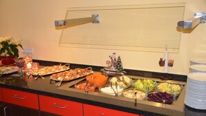 Un bufé con distintos alimentos y una decoración navideña.