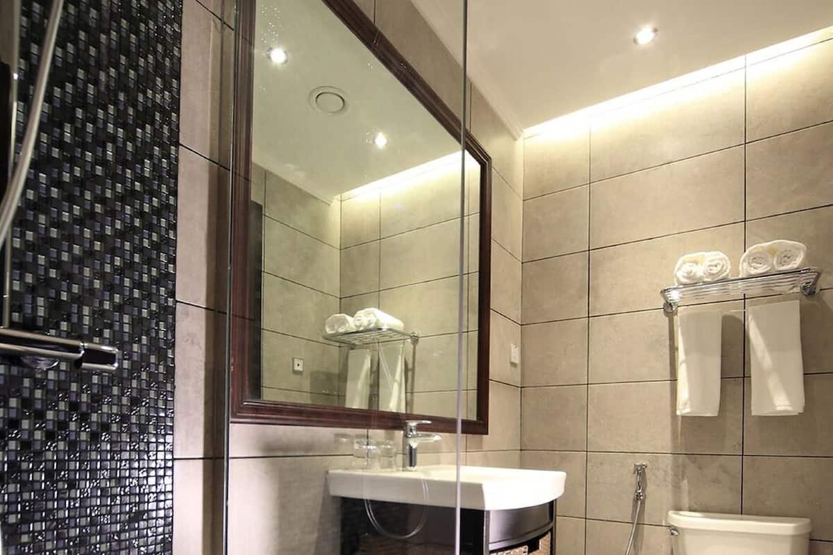 Amenidades de baño gratuitas, secadora de cabello, batas, pantuflas