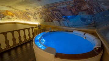 Suite Presidenziale (up to 4 people) | Biancheria da letto di alta qualità, minibar, una cassaforte in camera