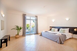 1 habitación, escritorio y cortinas blackout 