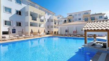 Alberca al aire libre por temporada y camastros