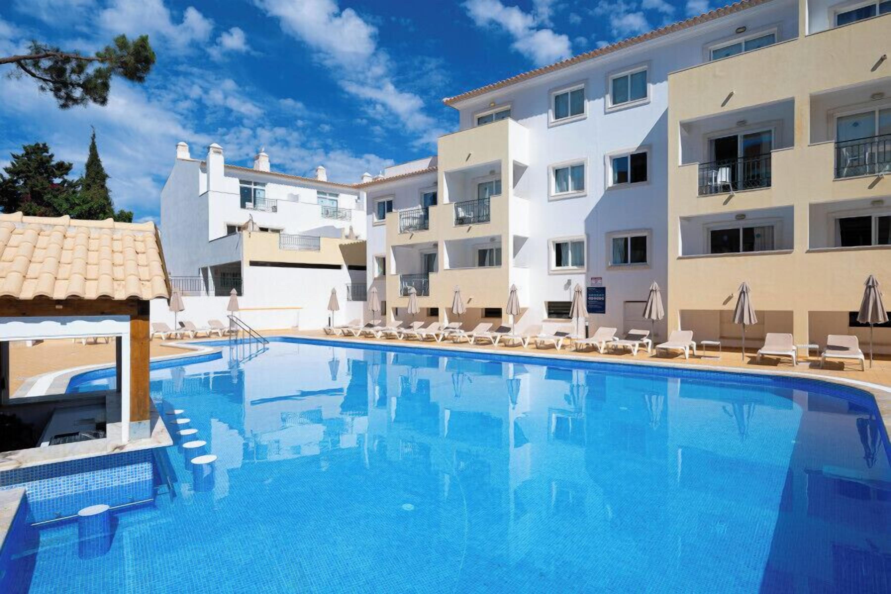 季節性室外泳池；09:00 至 20:30 開放；躺椅