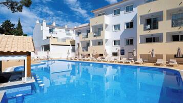 Alberca al aire libre por temporada y camastros