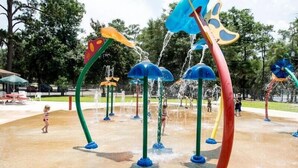 Ein Wasserpark mit verschiedenen bunten Elementen.