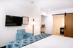 Premium Room, 1 King Bed, Accessible | Iron/ironing board, free WiFi, bed sheets