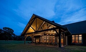 施設の正面 (日没後)