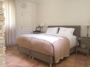 Egyptian cotton sheets, premium bedding, down duvets, pillow-top beds - Domaine Les Martins (Gordes)