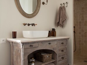Luxury Suite, Ensuite (Les Suites) | Bathroom - Domaine Les Martins (Gordes)