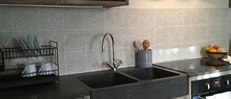 Departamento de lujo, baño en la habitación | Imagen general