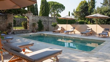 Una piscina al aire libre de temporada