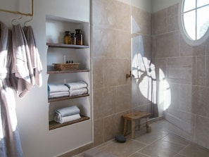 Luksussviitti, kylpyhuone makuuhuoneen yhteydessä (Les Suites) | Kylpyhuone | Designer-hygieniatuotteet, hiustenkuivaaja, kylpytakit, pyyhkeet