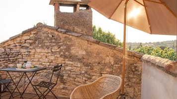 Appartement Luxe, salle de bains attenante (Studio) | Vue depuis le balcon