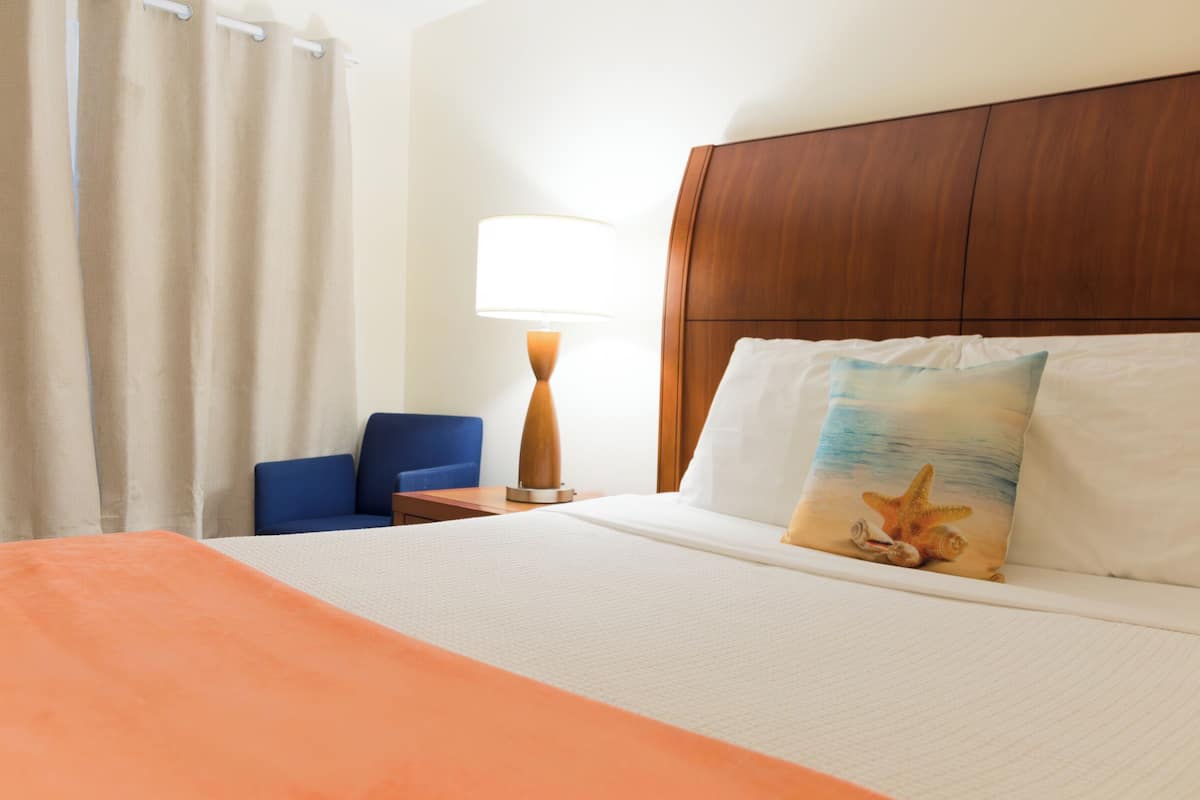 Standard Room, 1 Queen Bed, Refrigerator, Courtyard Area | Free WiFi, bed sheets