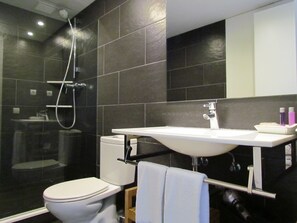 Apartamento (Suite) | Baño | Ducha, artículos de higiene personal gratuitos y secador de pelo
