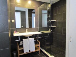 Shower, free toiletries, hair dryer, towels - Carpe Diem Cadaqués (Cadaqués)
