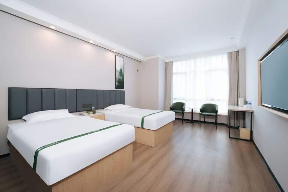 Escritorio, wifi gratis, ropa de cama y acceso para silla de ruedas