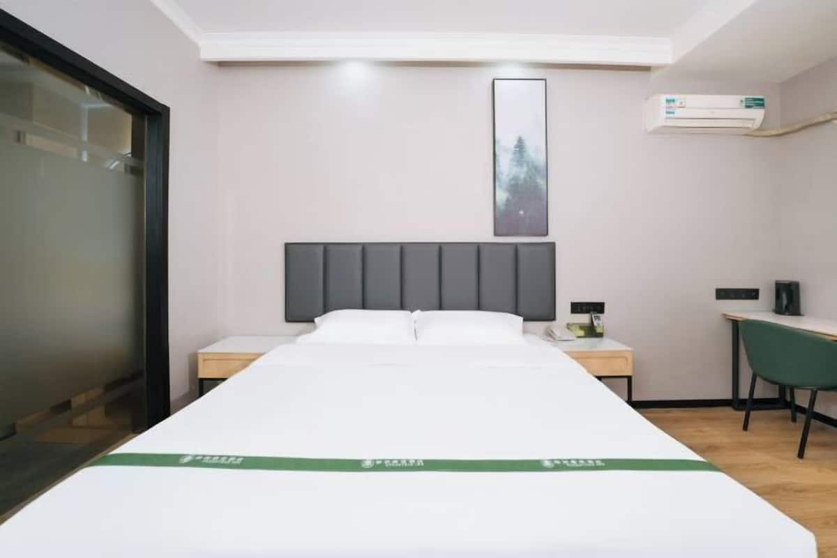 Escritorio, wifi gratis, ropa de cama y acceso para silla de ruedas