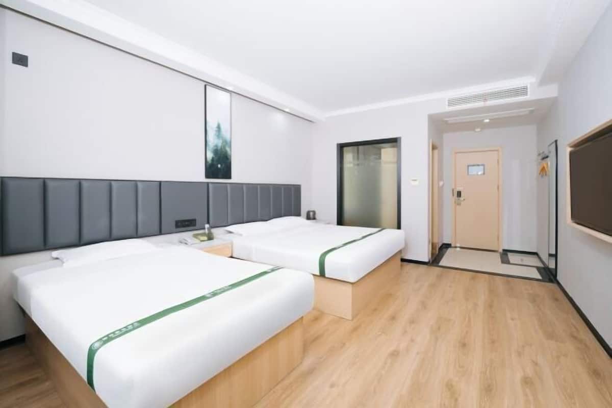 Escritorio, wifi gratis, ropa de cama y acceso para silla de ruedas