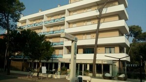 A multi-story hotel with a restaurant on the ground floor. - Residence La Nona (Cervia)