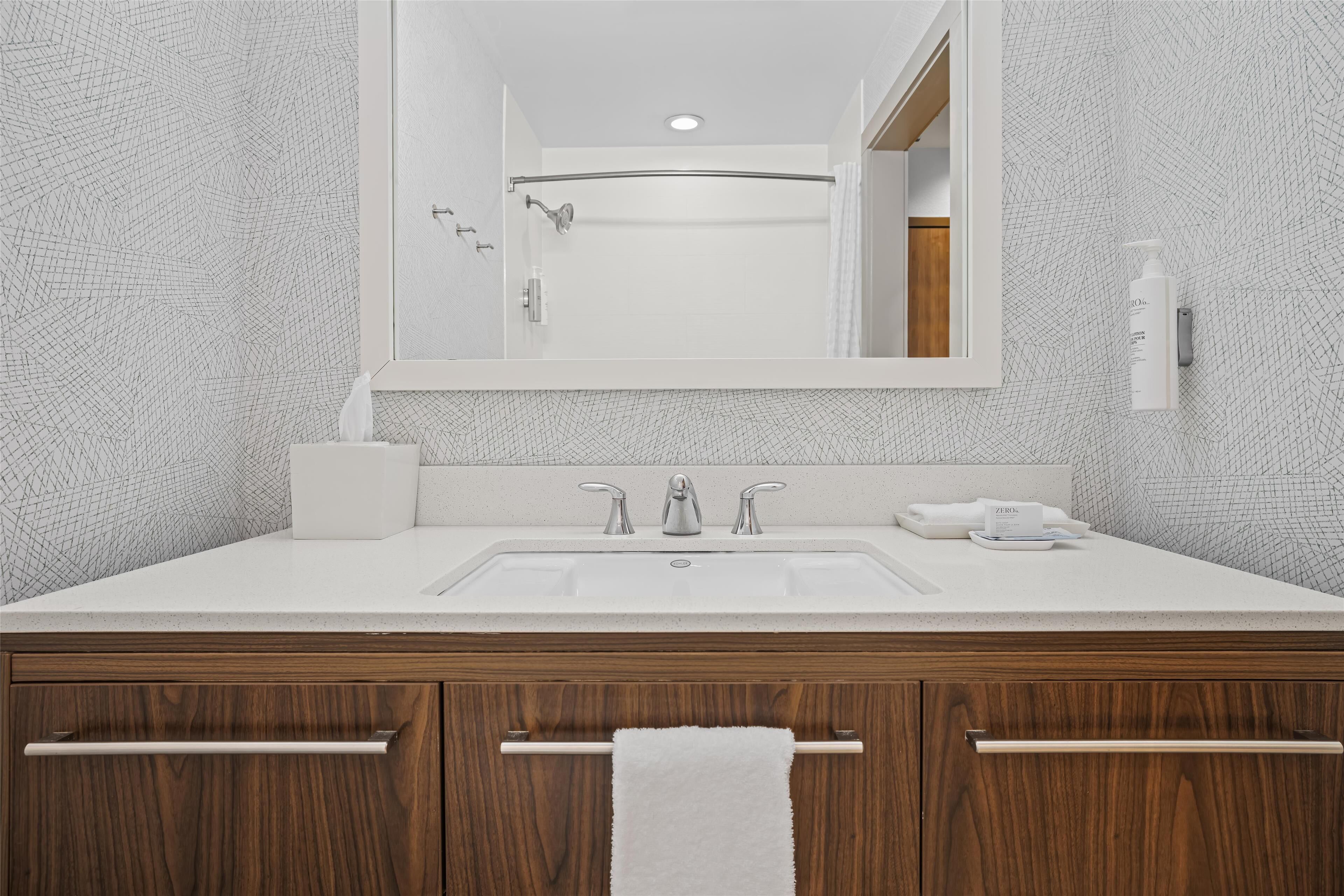 combined shower/bathtub, towels