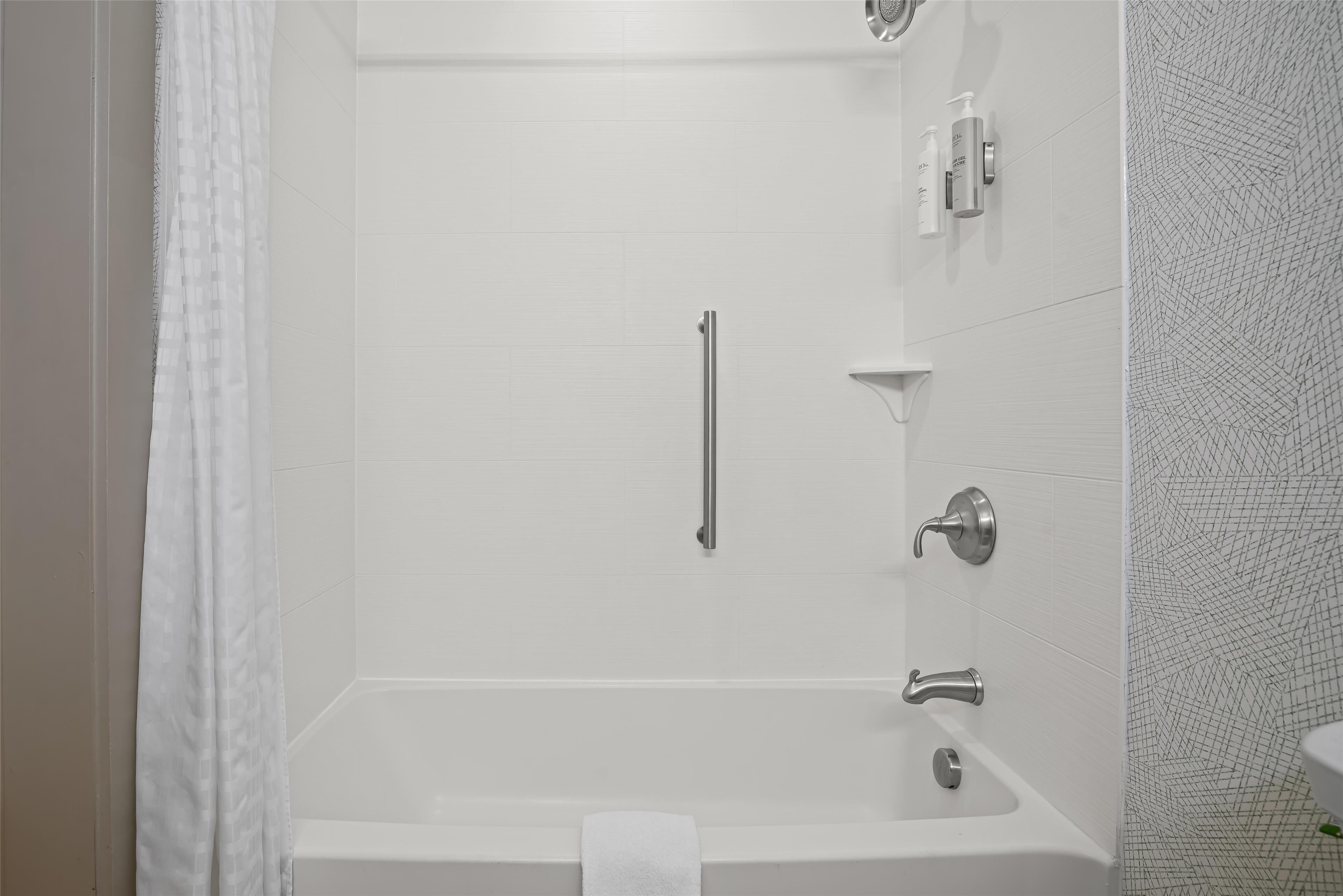 studio, 2 queen beds, non smoking | bathroom shower