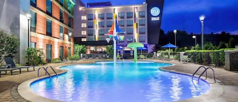 屋内プール、季節限定屋外プール、営業時間 9:00 ~ 23:00、サンラウンジャー