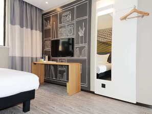 Desk, laptop workspace, blackout drapes, soundproofing - ibis Shanghai Gubei (Shanghai)