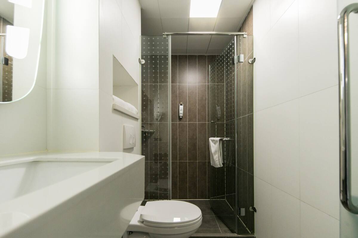Twin Room | Desk, laptop workspace, blackout drapes, soundproofing