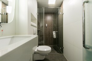 雙床房 | 浴室 | 淋浴設備、環保盥洗用品、吹風機、拖鞋