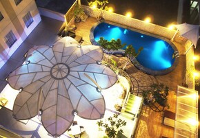 Una piscina al aire libre