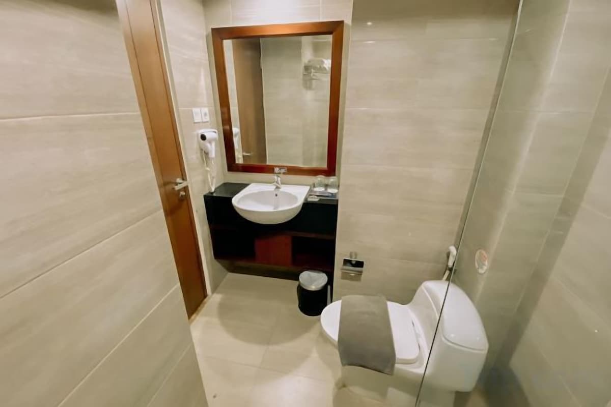 Bathroom | Shower, free toiletries, slippers, towels