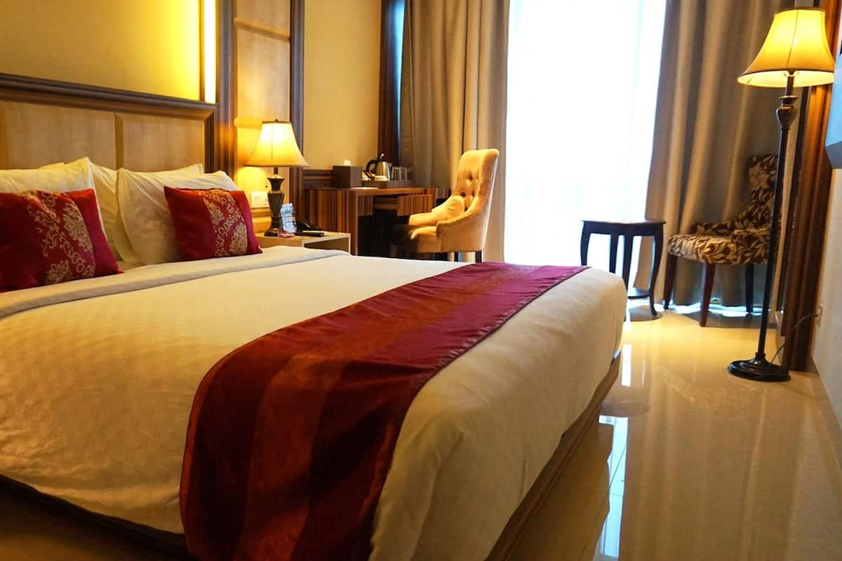 Executive Room | 1 bedroom, minibar, in-room safe, desk