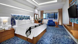 Minibar, in-room safe, desk, WiFi (free)