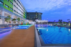 Hồ bơi ngoài trời 
